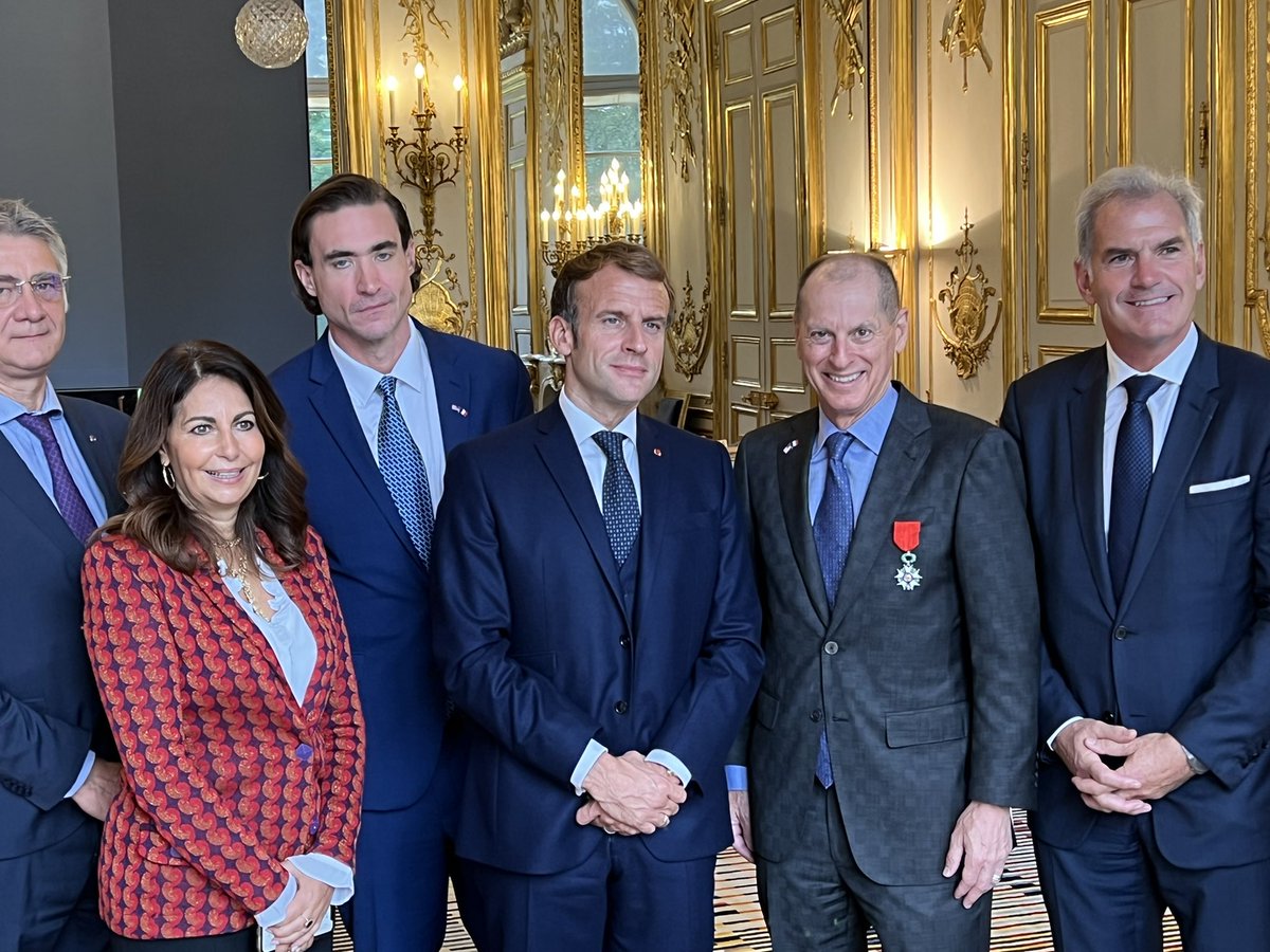 Revgigi's tweet photo. Historical time ! @GaryShapiro @EmmanuelMacron @DonU9802 @PascalCagni @JeanMichelMIS @CES @CESGovernment @Ph_Etienne @AmbNum @VHoffenberg Gary is awarded la #legiondhonneur medal from President https://t.co/VlziH1qifW