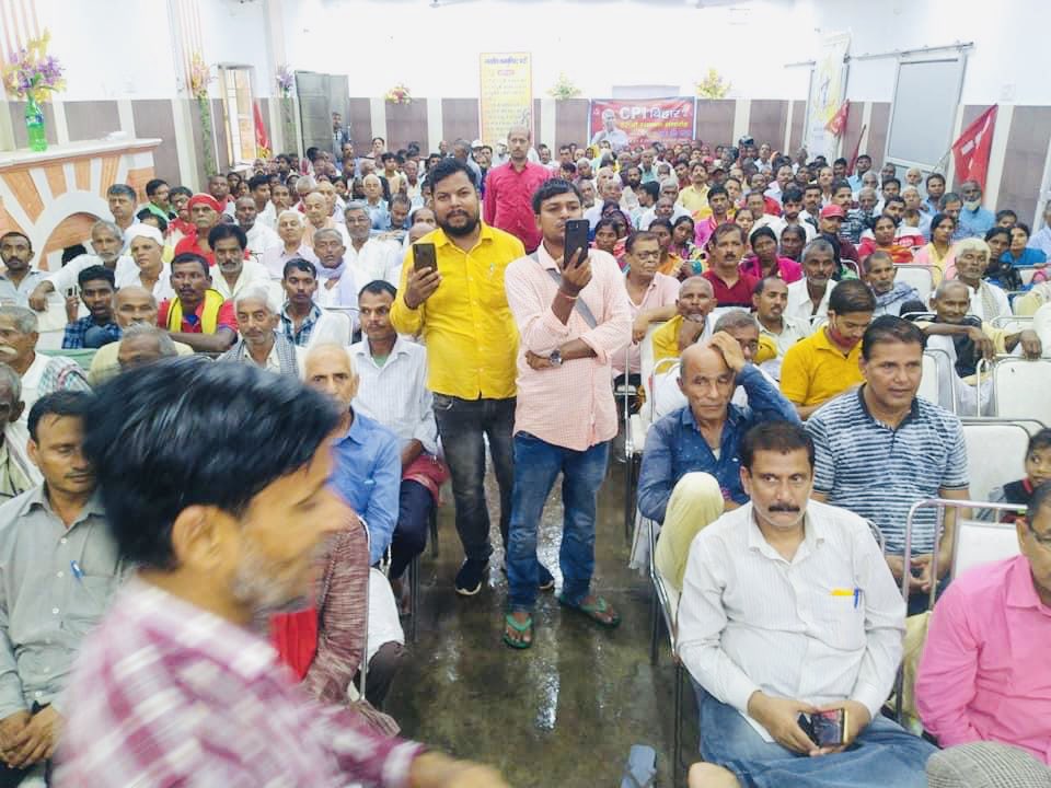 ComradeDRaja's tweet photo. भारतीय कम्युनिस्ट पार्टी, बिहार के 82वें स्थापना दिवस पर मुंगेर में आयोजित कार्यक्रम में भारी बारिश के बाद भी बिहार के कोने-कोने से आये साथियों से मुख़ातिब हुआ.

Participated in the 82nd Foundation Day Ceremony of @CPIBihar and interacted with comrades from all over Bihar.

#CPI https://t.co/UnEBLCOFBx
