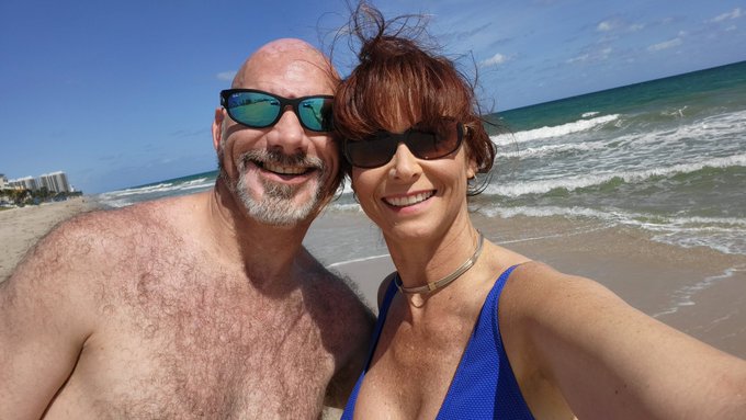 3 pic. Having fun on the beach with @RickStronghold 🌞 https://t.co/auQHLlORk6