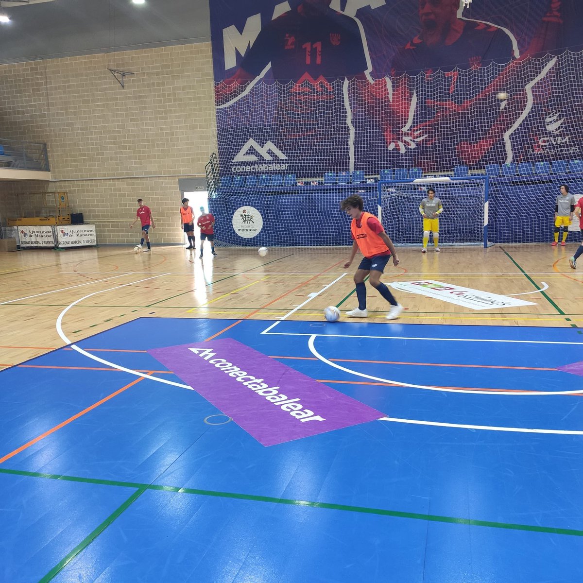 EntreMontesion's tweet photo. 🔵📸 |MOMENTOS DE LA PASADA JORNADA|
Os traemos una serie de momentos, vividos la anterior jornada.
#SentimientoDeClub🔵
#MontesiónEsUnSentimiento💙
#EMFutsal⚽️ https://t.co/9hUso7zRjT