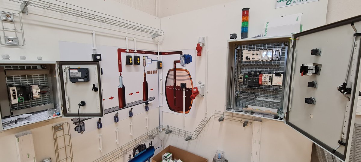 fumelec's tweet photo. #bacpromelec #fumel poursuite de notre #smartgrid implantation de l'usine du futur et mise en place d'un carport sur lequel on va poser des panneaux photovoltaïques qui alimentera le smartgrid https://t.co/A2o0g3ZZ3V