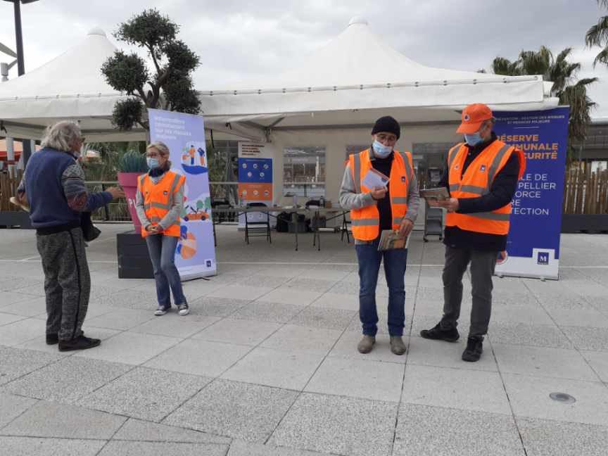 CoteMontpel's tweet photo. Les volontaires de la Réserve communale de sécurité civile sont en action aujourd'hui à Odysseum où ils informent les Montpelliérains sur les risques majeurs. 
Cette réserve voulue par @MDelafosse et que je mets en œuvre est un outil de plus pour la protection de nos concitoyens. https://t.co/ThDaigCvhR