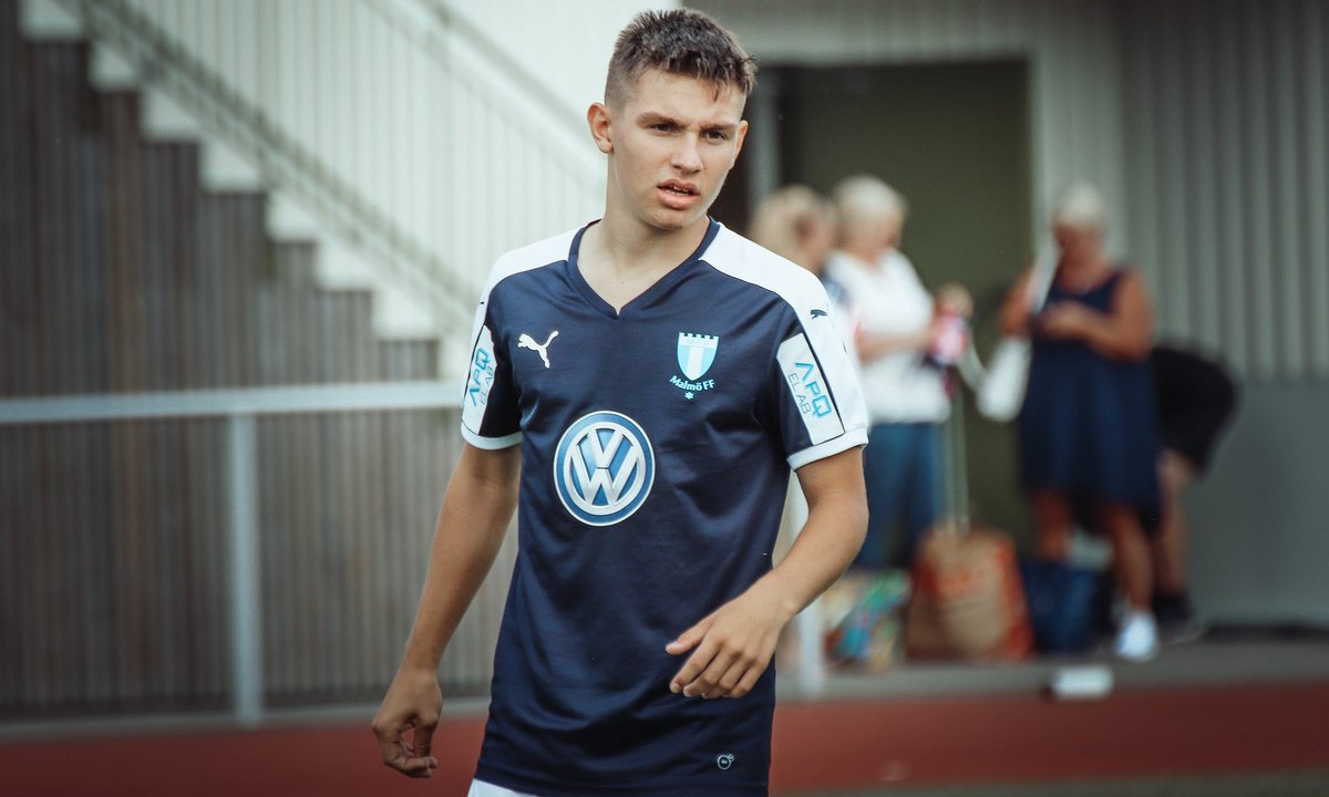 ICYMI | UEFA Youth League

Porto beat AC Milan 3-1 in the end while Liverpool lost 2-0 to Atletico. 

Today’s matches include Manchester United vs Atalanta, Lille vs Sevilla, Salzburg vs Wolfsburg, and Benfica vs Bayern.

Malmö vs Chelsea is currently underway with Malmö leading.