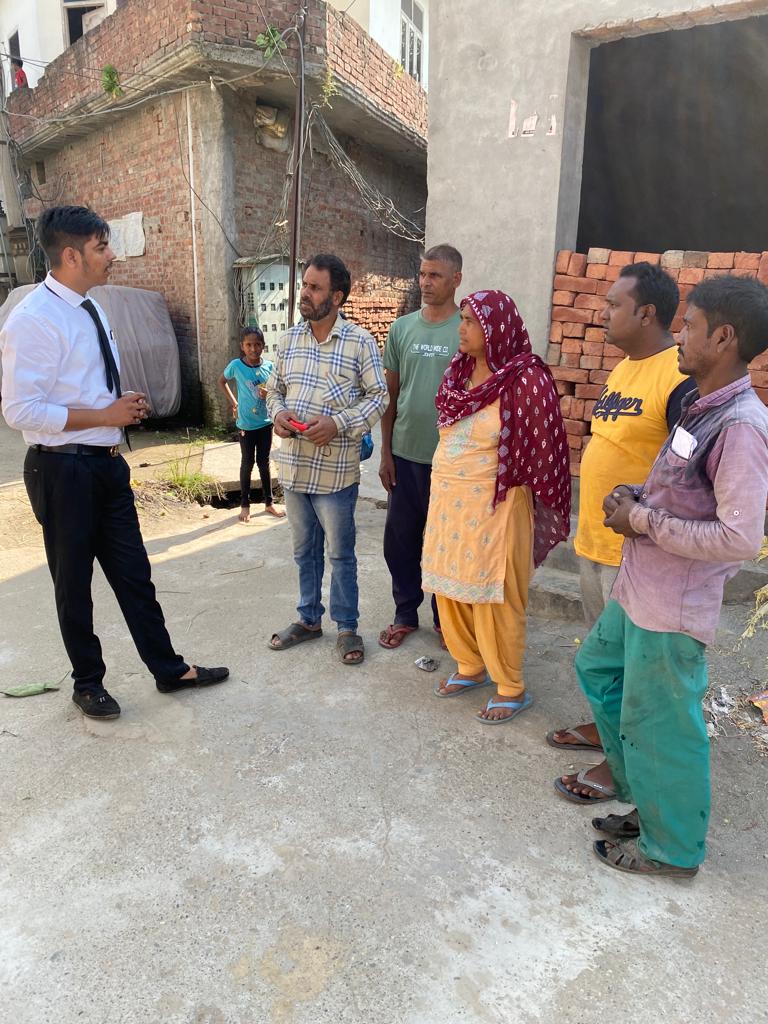 DIstrictLegalS1's tweet photo. Under the Pan India Awareness &amp; Outreach programme-Azadi Ka Mahotsav law students visiting door to door to aware people about availability of Legal Services and how they can avail. @MohaliDlsa #AzadiKaAmritMahotsav #legalaid @MohaliDlsa @LegalAidPunjab  @NALSALegalAid https://t.co/TUuUWe3dSr
