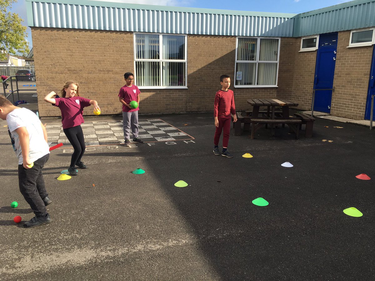 Stphilipevanspr's tweet photo. In Games year 6 have been working collaboratively to design and play their own golf hole, identifying and sharing clear learning goals for the game. #RealPE #throlf #strivingforaccuracy https://t.co/8lq4YbkPN8
