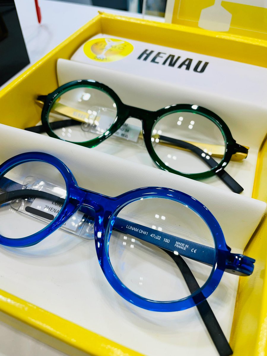 ymdxmeganeeeeen's tweet photo. シルモドール受賞の #HENAU のLunam👓💙
「まんまる」のようで「まんまるではない」
ぷっくり厚みがあるアセテートのつや……見れば見るほどいい色。パキパキの青にたくさん会えてうれしい2021AW💙
シルモドールとは☞“メガネ界のアカデミー賞”
#IOFT
#IOFT2021インフルエンサー
#国際メガネ展 https://t.co/K9kz7ayUOC