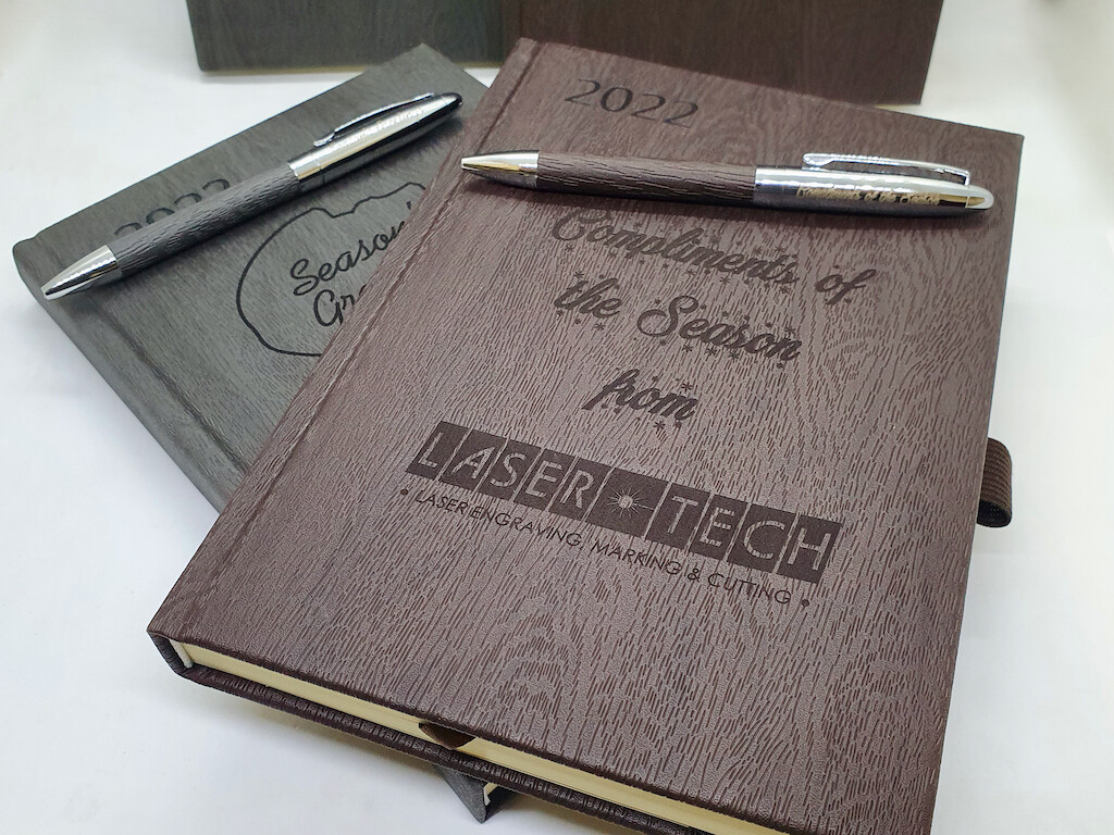 LaserTechBW's tweet image. *Brand New*
Our &quot;Oakridge&quot; range of 2022 #EngravedDiaries and #EngravedPens are now available!
Visit our online store to orders yours today and beat the Christmas rush:
lasertech.co.bw/online-store.h…

#GiftSet #Gift #EngravedGift #CorporateGift #EngravedCorporateGift #LaserEngraving