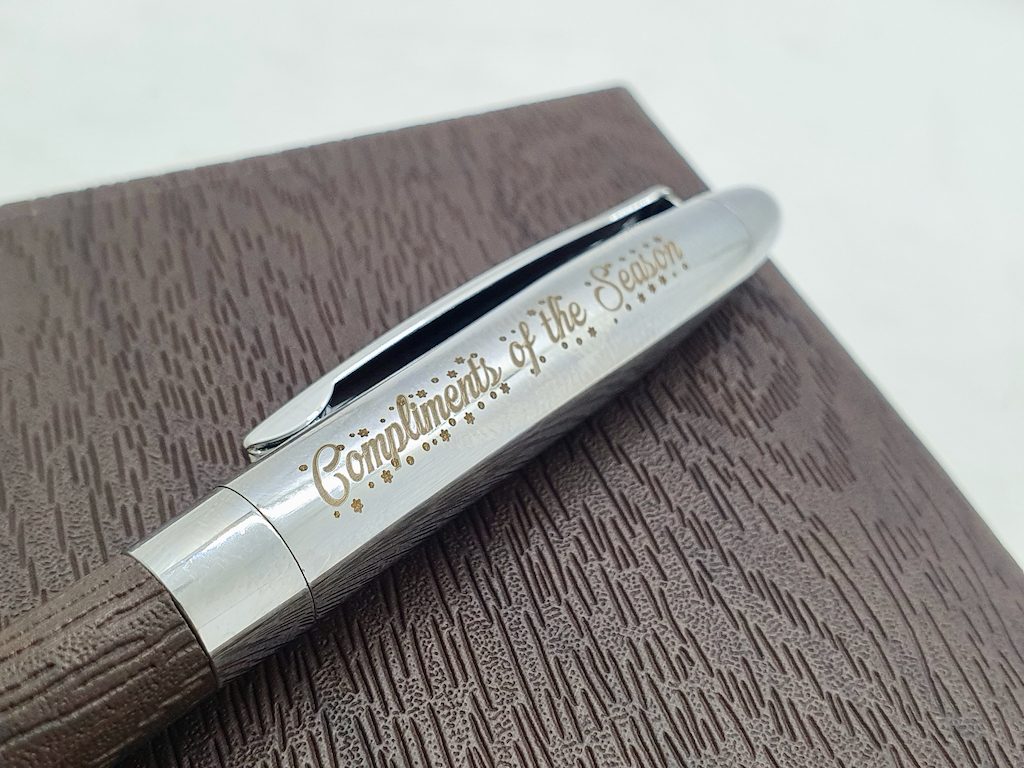 LaserTechBW's tweet image. *Brand New*
Our &quot;Oakridge&quot; range of 2022 #EngravedDiaries and #EngravedPens are now available!
Visit our online store to orders yours today and beat the Christmas rush:
lasertech.co.bw/online-store.h…

#GiftSet #Gift #EngravedGift #CorporateGift #EngravedCorporateGift #LaserEngraving