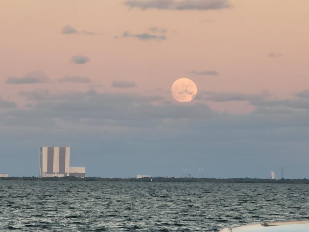 SpaceCoastSkies's tweet photo. Icons #VAB #HarvestMoon #flwx #CCSFS #KSC #StormHour #SpaceCoastSkies #LC41 #LC40 #IndianRiverLagoon https://t.co/mwyLeXcKsT