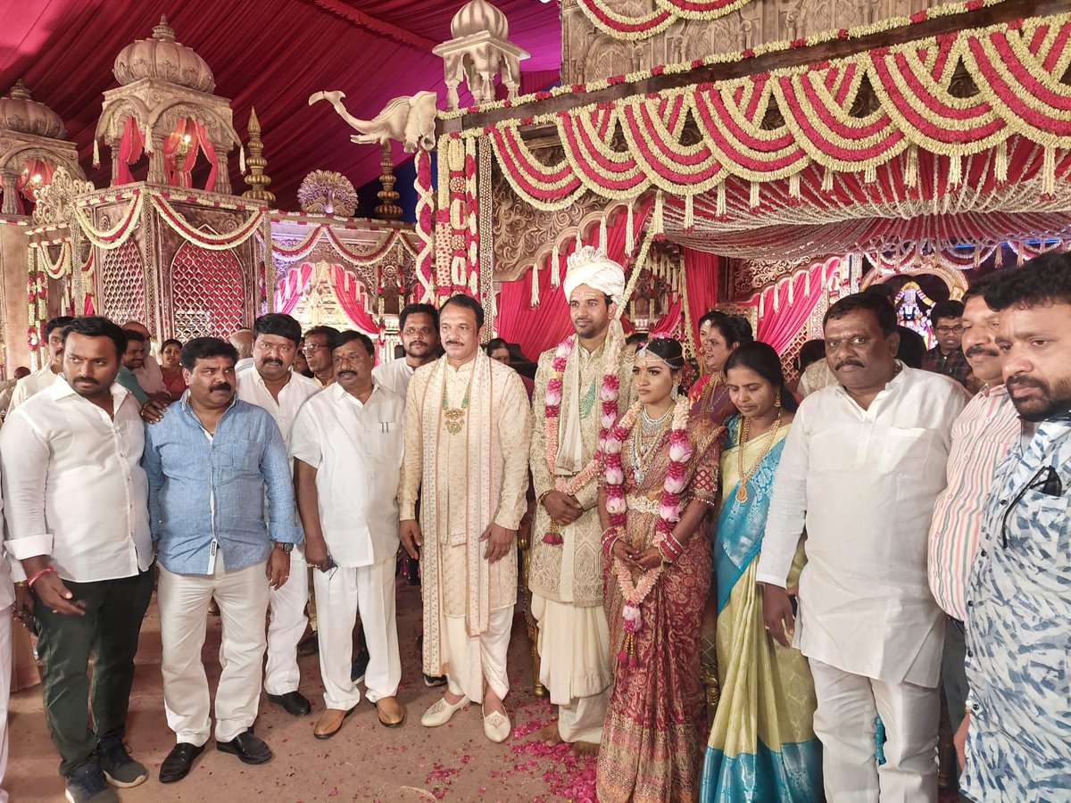 amaravadiln's tweet photo. Telangana state Industrial corporation (#TSIDC) Chairman Amaravadi Laxminarayana garu attended #MLA Devireddy Sudheer Reddy gari son's marriage at VNR farm's
@D_SudheerReddy
#DevireddySudheerReddy #AmaravadiLN #AmaravadiLaxminarayana https://t.co/XQBH2qOOxF
