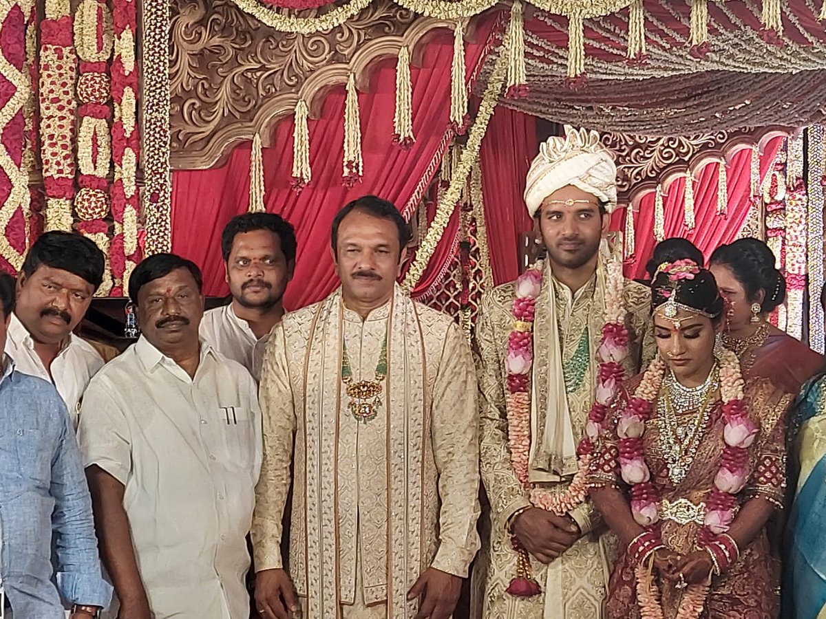 amaravadiln's tweet photo. Telangana state Industrial corporation (#TSIDC) Chairman Amaravadi Laxminarayana garu attended #MLA Devireddy Sudheer Reddy gari son's marriage at VNR farm's
@D_SudheerReddy
#DevireddySudheerReddy #AmaravadiLN #AmaravadiLaxminarayana https://t.co/XQBH2qOOxF
