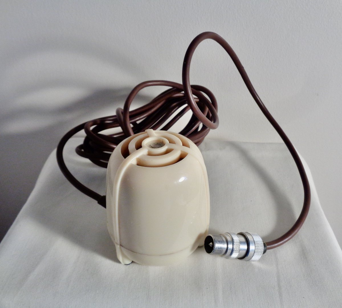 MullardAntiques's tweet photo. 1950s Lustraphone Model LD/61 Lustrette Dynamic Desk Microphone. Original Box. https://t.co/hVwBNZLyLs #dynamic #microphone #gadget #mancave #movieprop #lustraphone #sound #vintagetechnology #lustretteld61 https://t.co/MpWKstQhya