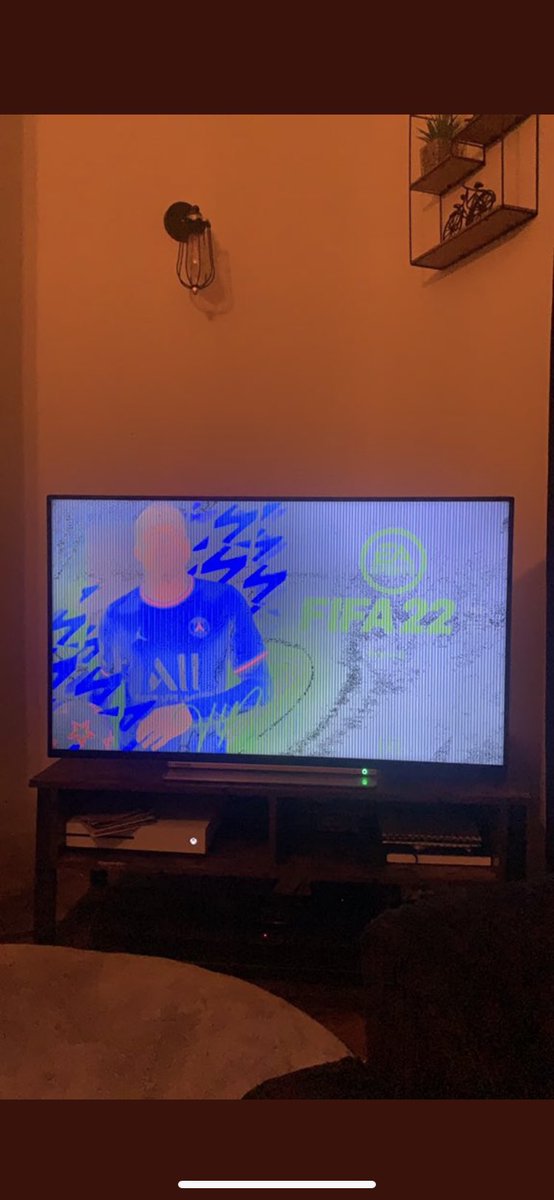 CameronBatty4's tweet photo. @EAHelp everytime I go to play on fifa this happens to my screen, any suggestions? https://t.co/M3MRREuPyT