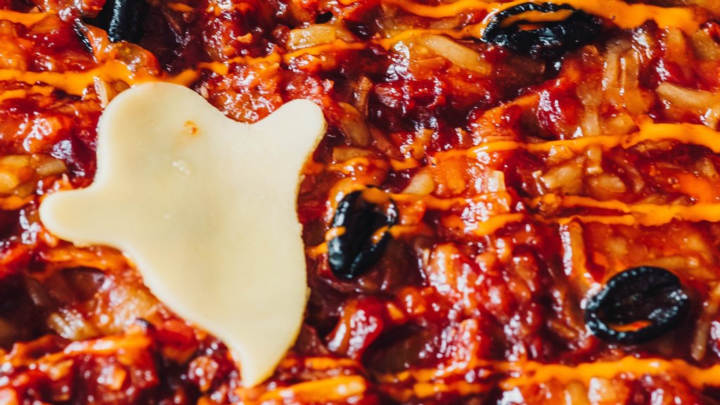 OnePlanetPizza's tweet photo. 👻The Wicked-Planet Pulled Mushroom Pizza is here

Our thin crust pizza is loaded with our family recipe tomato sauce, BBQ pulled oyster mushrooms, black olives, melty vegan cheeze, and topped with spicy sriracha mayo and a Violife’less ghost icon from @violifefoods. 

#Halloween https://t.co/6tCTvvjO39