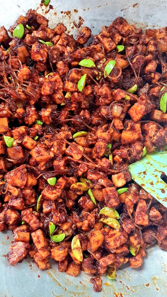 putrishafinaz's tweet photo. Masak Lemak Siput Sedut &amp; Keladi
Sambal kering tempe, kentang, tauhu, petai https://t.co/ABq7C91YmE