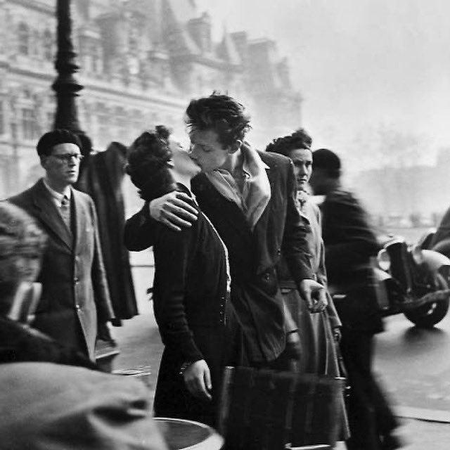 Complicesapp's tweet photo. L’Amour dans l’Art ✨

« Le Baiser de l’Hôtel de Ville » (1950) de Robert Doisneau.

#paris #complicesapp #nouvelleapplication #app #robertdoisneau #photographer #artphotography https://t.co/SFPjp02Ciu