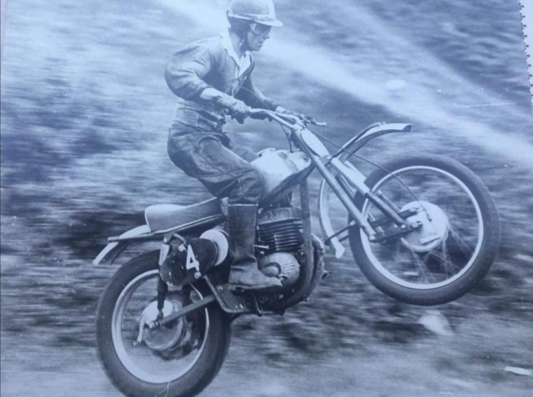 motorcycles_dot's tweet photo. We have received some old photos of a Dot scrambler rider during racings in '63. Thank you Jon for sharing the photos of your father Graham racing. Just a fantastic story! 🏍🚦💯
#heritage #devoidoftrouble #dotmotorcycles #scrambler #motorsport #britishmotorsport #motorcycles https://t.co/DmlGsSOxKu