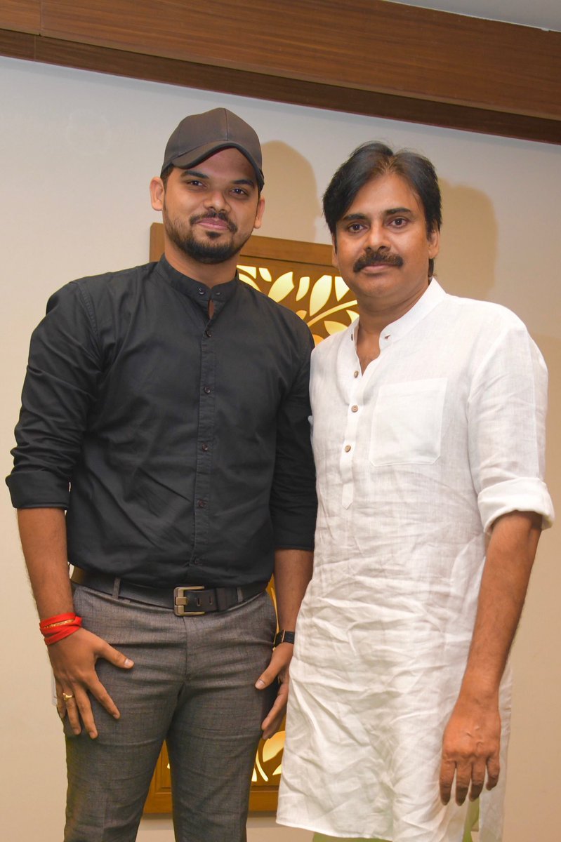 KapilVarala9's tweet photo. A Smile that is Divine..
Talk, that is Genuine..
Better society, is all that u Aspire..
Every action of you, will Inspire..

Lead us wherever...
Will be with you forever..!!
@PawanKalyan ❤️❤️🧿 #Janasena #WithPK https://t.co/YOpqxEmuv5