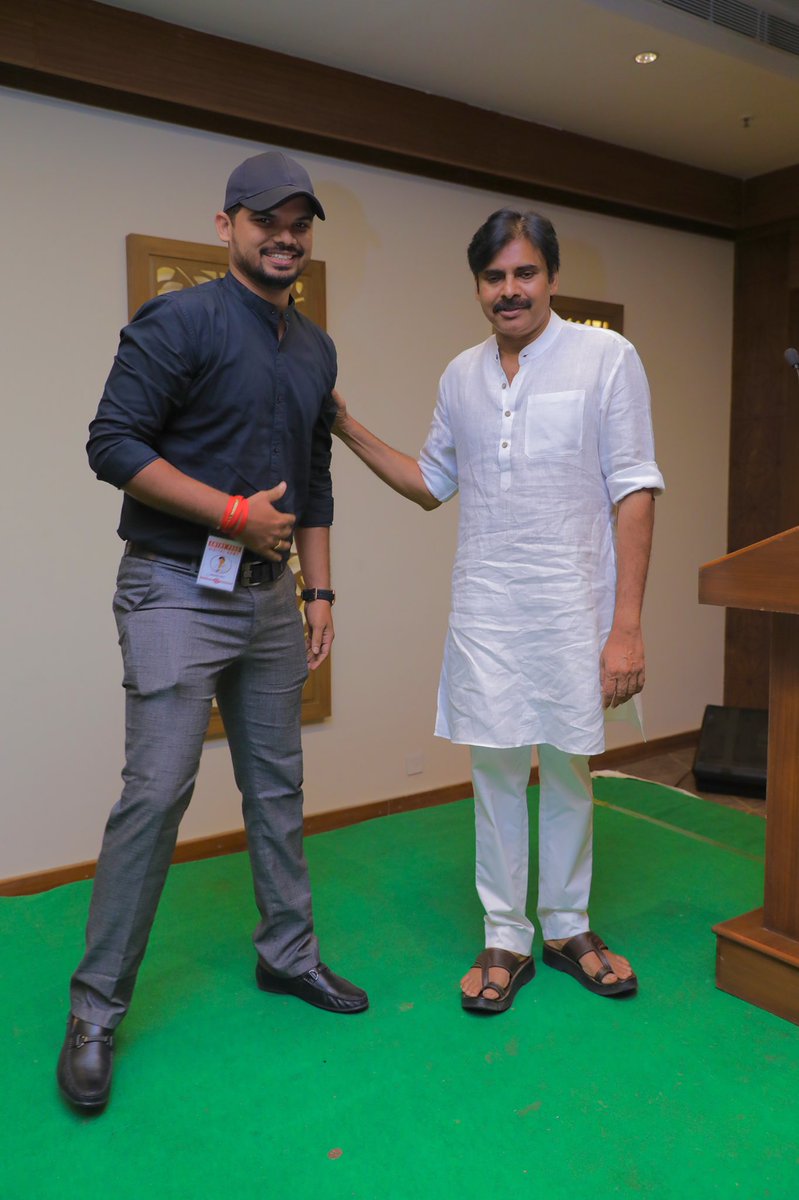 KapilVarala9's tweet photo. A Smile that is Divine..
Talk, that is Genuine..
Better society, is all that u Aspire..
Every action of you, will Inspire..

Lead us wherever...
Will be with you forever..!!
@PawanKalyan ❤️❤️🧿 #Janasena #WithPK https://t.co/YOpqxEmuv5