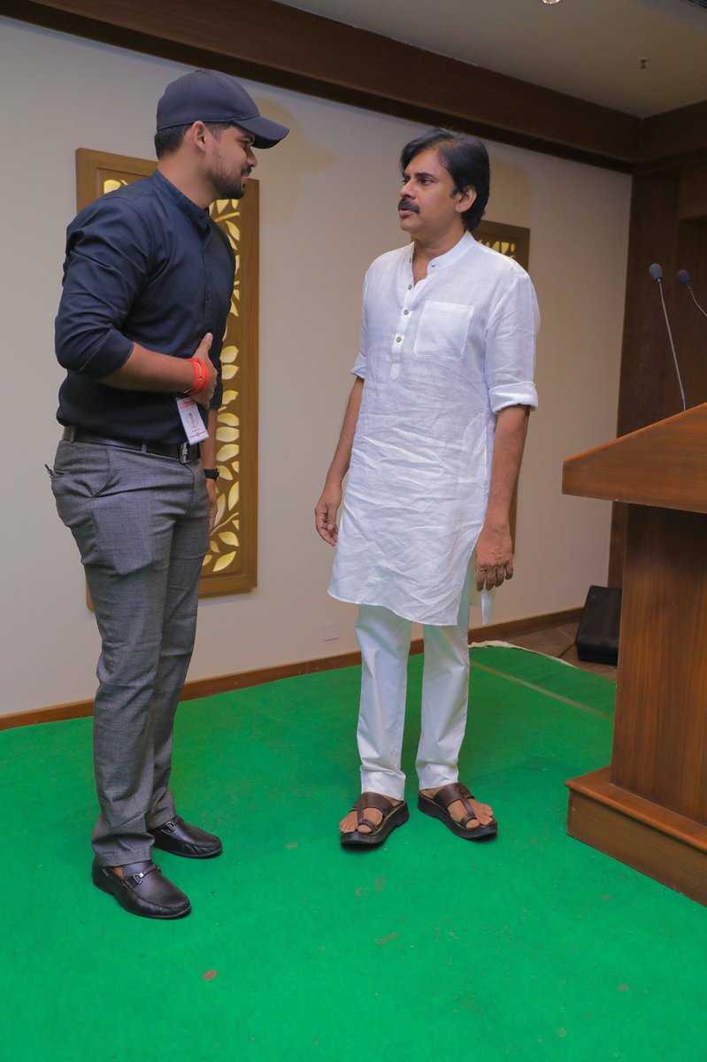 KapilVarala9's tweet photo. A Smile that is Divine..
Talk, that is Genuine..
Better society, is all that u Aspire..
Every action of you, will Inspire..

Lead us wherever...
Will be with you forever..!!
@PawanKalyan ❤️❤️🧿 #Janasena #WithPK https://t.co/YOpqxEmuv5