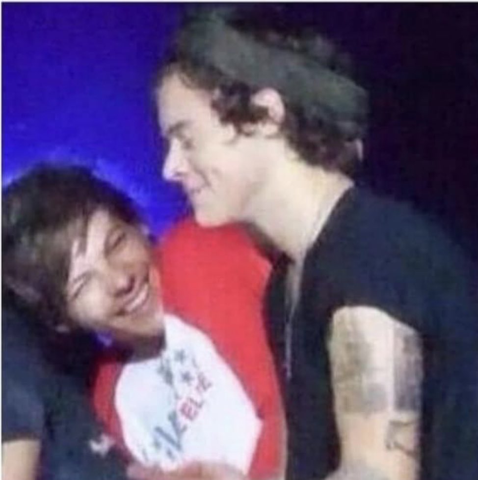 _saud4de_'s tweet photo. Harry's face is like "My husband
is so annoying but I still love him" https://t.co/VpXymO70sg