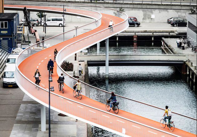 Vengo del futuro. Estoy en Copenhague y puedo desvelaros como serán nuestras ciudades dentro de unos años, si queremos minimizar las emisiones de CO2, reducir el consumo de energía y dar un mejor uso al espacio público. Os cuento en un breve hilo 🧵