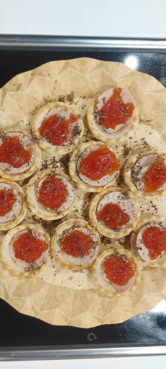 AlimentosGu's tweet photo. Ayer en Salón Gourmets s degustamos riquísimos productos trufados con @TrufaZero ;salchichón y queso trufado, foie con trufa, mozarella con mermelada de cereza, cava y trufa...y además se ha presentados dos nuevos productos gourmet:
👉 Wisky con trufa. 
👉 Brandy trufado. https://t.co/9PX3bzpRTP