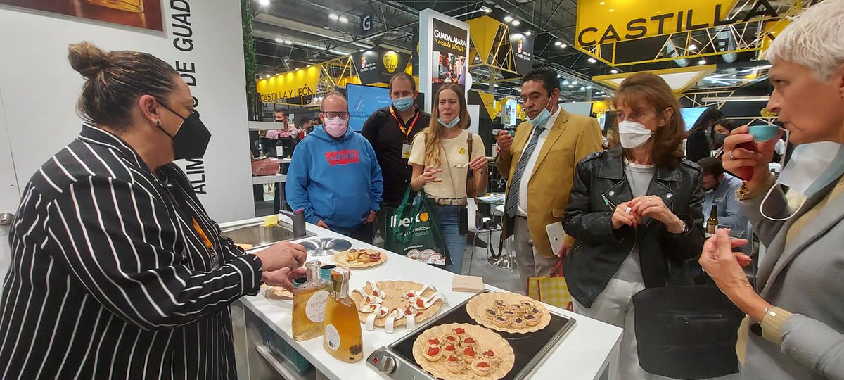 AlimentosGu's tweet photo. Ayer en Salón Gourmets s degustamos riquísimos productos trufados con @TrufaZero ;salchichón y queso trufado, foie con trufa, mozarella con mermelada de cereza, cava y trufa...y además se ha presentados dos nuevos productos gourmet:
👉 Wisky con trufa. 
👉 Brandy trufado. https://t.co/9PX3bzpRTP
