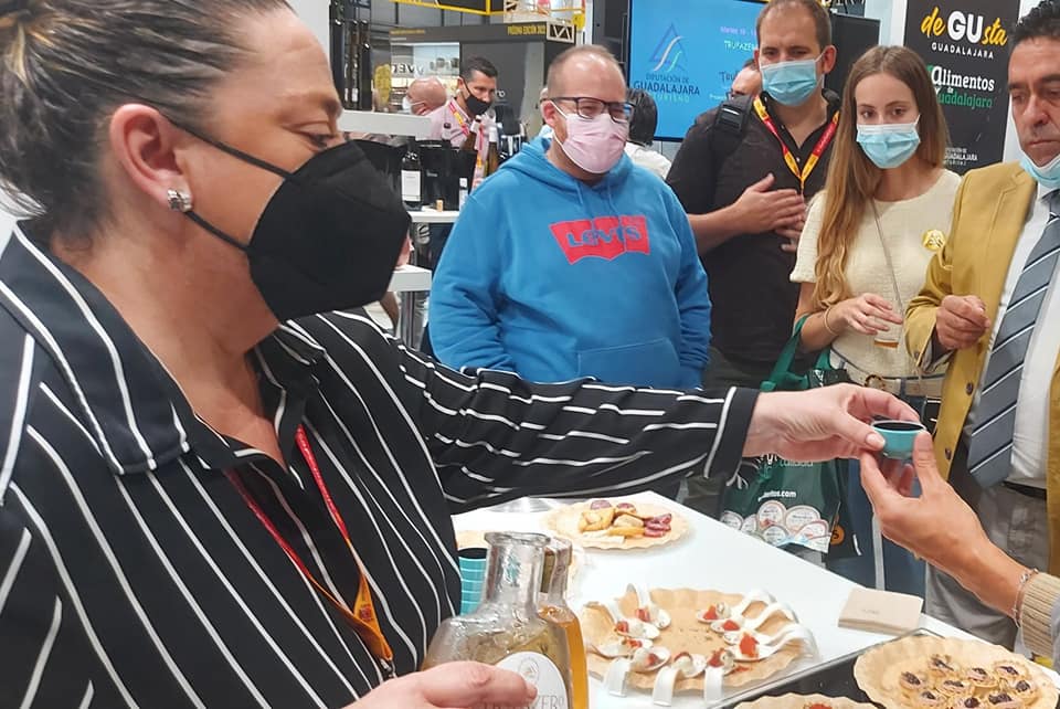 AlimentosGu's tweet photo. Ayer en Salón Gourmets s degustamos riquísimos productos trufados con @TrufaZero ;salchichón y queso trufado, foie con trufa, mozarella con mermelada de cereza, cava y trufa...y además se ha presentados dos nuevos productos gourmet:
👉 Wisky con trufa. 
👉 Brandy trufado. https://t.co/9PX3bzpRTP
