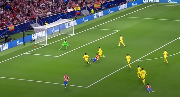 SaschaFltr's tweet photo. Das wäre aus meiner Sicht gar nicht nötig gewesen. #Griezmann schießt aus gut 12-13 Metern & hat Gegnerdruck. Hätte er noch einen Kontakt im 16er gemacht, hätte #Alisson vorrücken müssen. Aber so steht er im Niemandsland.
#ATMLIV #ATMLFC #UCL https://t.co/RrE3i4gLy0