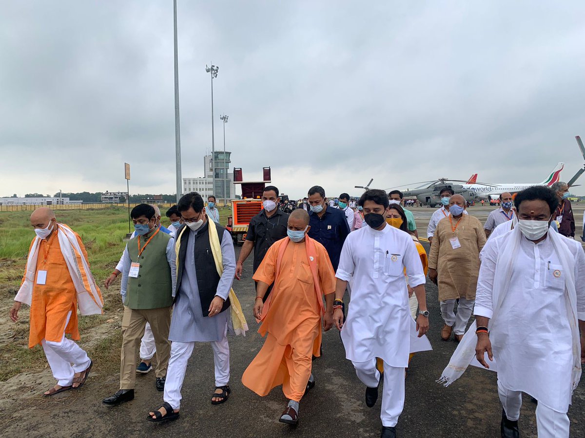 fansofscindia's tweet photo. आज कुशीनगर की पावन धरा पर विश्व के सबसे लोकप्रिय प्रधानमंत्री श्री @narendramodi जी द्वारा अंतरराष्ट्रीय एयरपोर्ट के उद्घाटन के ऐतिहासिक कार्यक्रम के साक्षी बनने के लिए केंद्रीय नागरिक उड्डयन मंत्री श्रीमंत @JM_Scindia जी, उत्तर प्रदेश के मुख्यमंत्री @myogiadityanath जी के साथ पल https://t.co/2Mn6KCpOe0
