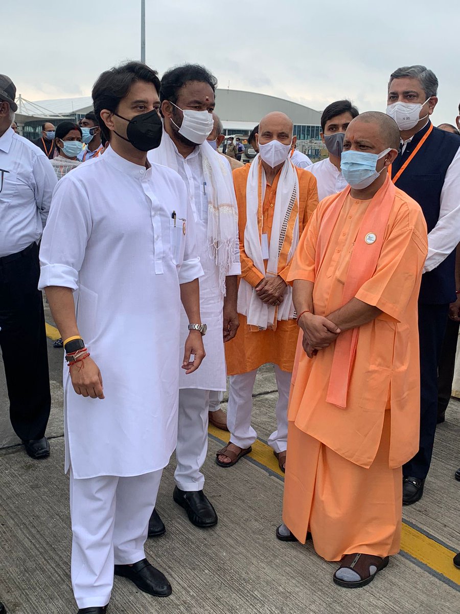 आज कुशीनगर की पावन धरा पर विश्व के सबसे लोकप्रिय प्रधानमंत्री श्री <a href="/narendramodi/">Narendra Modi</a> जी द्वारा अंतरराष्ट्रीय एयरपोर्ट के उद्घाटन के ऐतिहासिक कार्यक्रम के साक्षी बनने के लिए केंद्रीय नागरिक उड्डयन मंत्री श्रीमंत <a href="/JM_Scindia/">Jyotiraditya M. Scindia</a> जी, उत्तर प्रदेश के मुख्यमंत्री <a href="/myogiadityanath/">Yogi Adityanath</a> जी के साथ पल