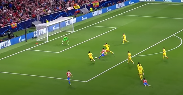 SaschaFltr's tweet photo. Als #Griezmann zum ersten Kontakt ansetzt hat #Alisson finde ich eine richtige Position. Als er mit dem zweiten Kontakt unter Bedrängnis zum Schuss kommt, hat er leider keine so gute Position mehr. Untypisch für ihn verliert er die Nerven und rückt vor.
#ATMLIV #ATMLFC #UCL https://t.co/DKDLtmWZF5