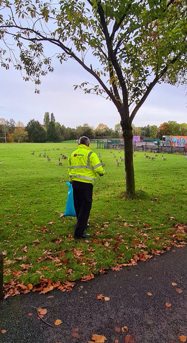 gigingemikey's tweet photo. 2nd run in our #BigLitterPick giving back to the community in our collaborative effort with @mitiefoundation @MitieLandscapes @MitieWaste Had some great compliments from the community. #greenliving #EcoFriendly https://t.co/bMhx9yYwj4
