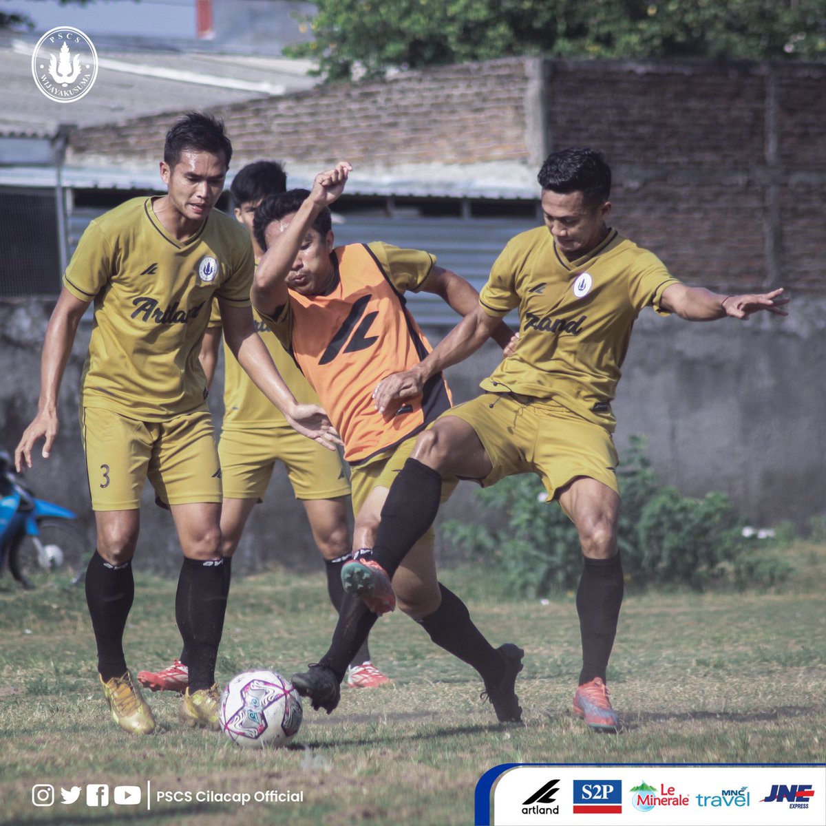 pscscilacap's tweet photo. 𝕋𝕣𝕒𝕚𝕟𝕚𝕟𝕘 𝕊𝕖𝕤𝕤𝕚𝕠𝕟

Jangan pernah lelah untuk terus berlatih demi sebuah kebanggan 💙🦈

#pscscilacap 
#hiuselatan https://t.co/NRweM4AsyY
