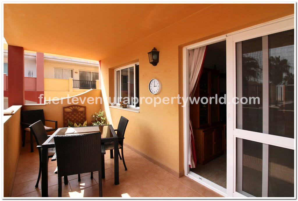 FUEProperty's tweet photo. End-corner furnished 2-bedroom #apartment with pool and garden views from south-facing private terrace for only 75.000€ https://t.co/sxnNA45rb8 #Fuerteventura #property #ForSale #CanaryIsands #wintersun #homeinthesun #realestate https://t.co/zMFsaUlxF4