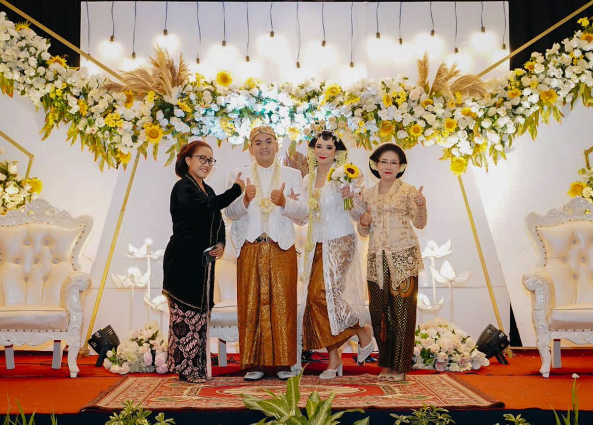 pujapro's tweet photo. Damiana ❤️ Deka wedding 16/10/2021 at @lorinsolohotel
.
#makeupartistmagelang #periasmagelang #muamagelang #muamuntilan #makeupartistmuntilan #periasmuntilan #weddingplannermuntilan #pujamuamagelang #paketpernikahanmuntilan #weddingplannermagelang #paketpernikahanmagelang https://t.co/5al0RZn1sO