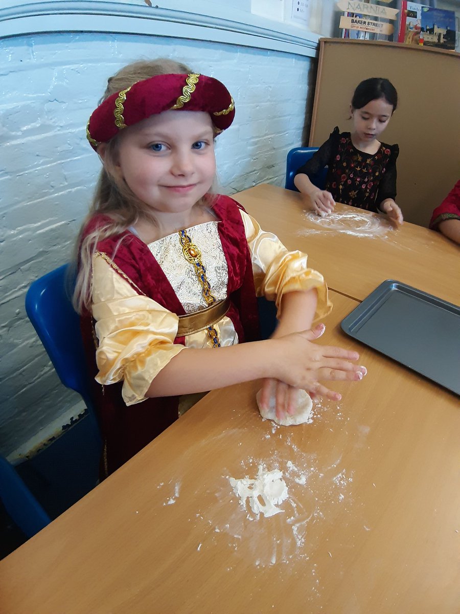 ByronSchool's tweet image. Making bread in 56S to accompany vegetable broth at the banquet #terribleTudors #TudorTuesday #kneady