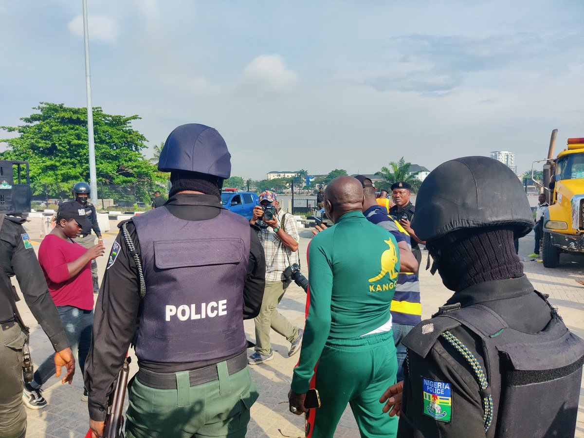 PulseNigeria247's tweet image. BREAKING: A second #EndSARSMemorial protester has been arrested at the Lekki Toll Gate.

"The Police have not learnt their lesson," he said before his arrest.