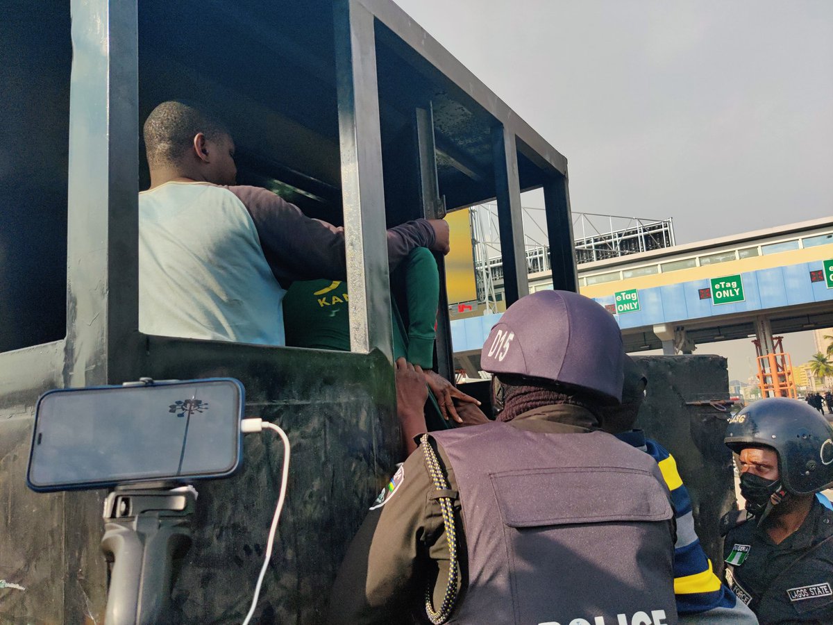 PulseNigeria247's tweet image. BREAKING: A second #EndSARSMemorial protester has been arrested at the Lekki Toll Gate.

"The Police have not learnt their lesson," he said before his arrest.