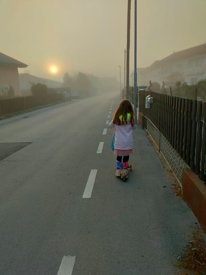 dragica12's tweet photo. Dobro jutro, dober dan...Moja vnučka #Julija veselo v šolo tudi na megleno jutro...😍🤗😊❤️👧🍀💜
#mojsonček https://t.co/gHGfnLbXFN