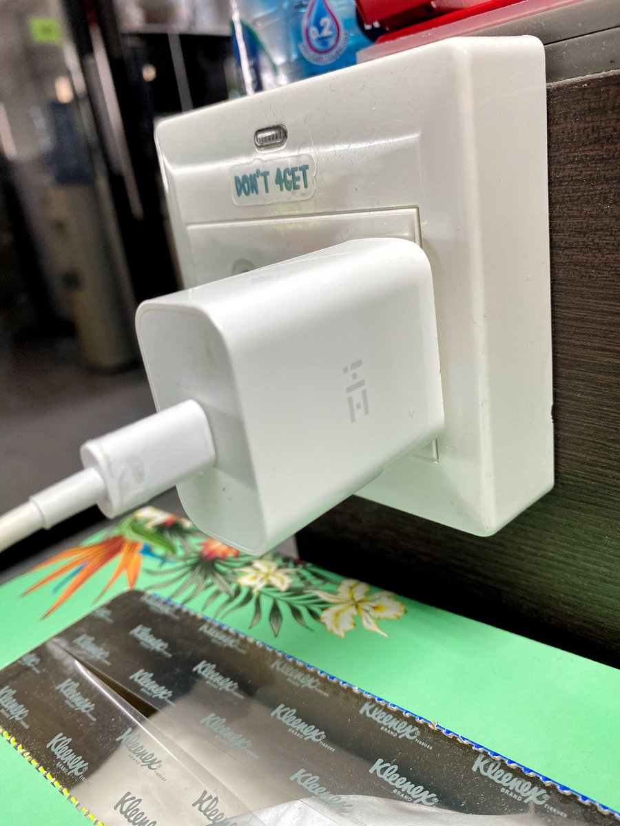 ddearwsn's tweet photo. Fast charge ของ Zmi โคตรดีเลยยย นี่ใช้ IPhone 11 ธรรมดา เลยไม่ได้แถม fast charge ของ Apple มาเห็นรีวิว Zmi เยอะมากก เลยต้องจัด นี่ใช้มาหลายเดือนแล้ว ชาร์จไวจริง หัว 20w เลย เราซื้อมาตอนโปร shopee ได้มา 399 เองง ใช้คุ้มอ่ะบอกเลย https://t.co/wyF8NpOUZ7
