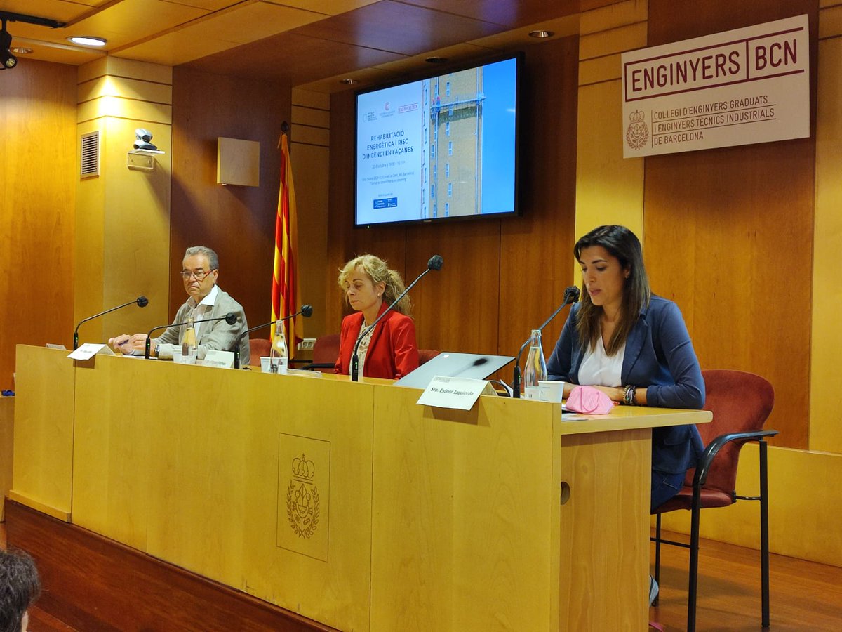 Cluster_Incendi's tweet photo. Comencem la jornada!
Marta Martí, gerent d'@enginyersbcn; Esther Izquierdo de @clusterEE i Elías López del #clusic donen la benvinguda a tots els assistents. Coincideixen en l'oportunitat d'organitzar iniciatives conjuntes entre entitats complementàries.
La primera de moltes! https://t.co/U0pNu9s7j2