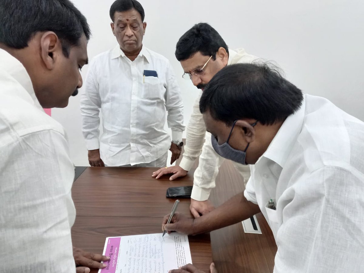 amaravadiln's tweet photo. Telangana state Industrial corporation (#TSIDC) Chairman Amaravadi Laxminarayana garu filed nomination on behalf of KCR garu as President for TRS Party
@trspartyonline @TelanganaCMO
#TRSParty #TRS #KCR #KTR #AmaravadiLN #AmaravadiLaxminarayana https://t.co/EUQWtBHdpb
