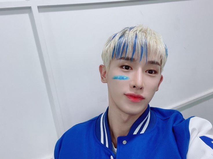 jose_monbebe's tweet photo. Wonho con sus mechas azules 😭💗#WONHO #wonhobestboy #wonhoteamo #wonhocute #wonhowenee #wonhoblue #wonhopretty #wonhobigheart #wonhobemylove #wonhobestsoloist #wonhobunny https://t.co/q05cHChG2j