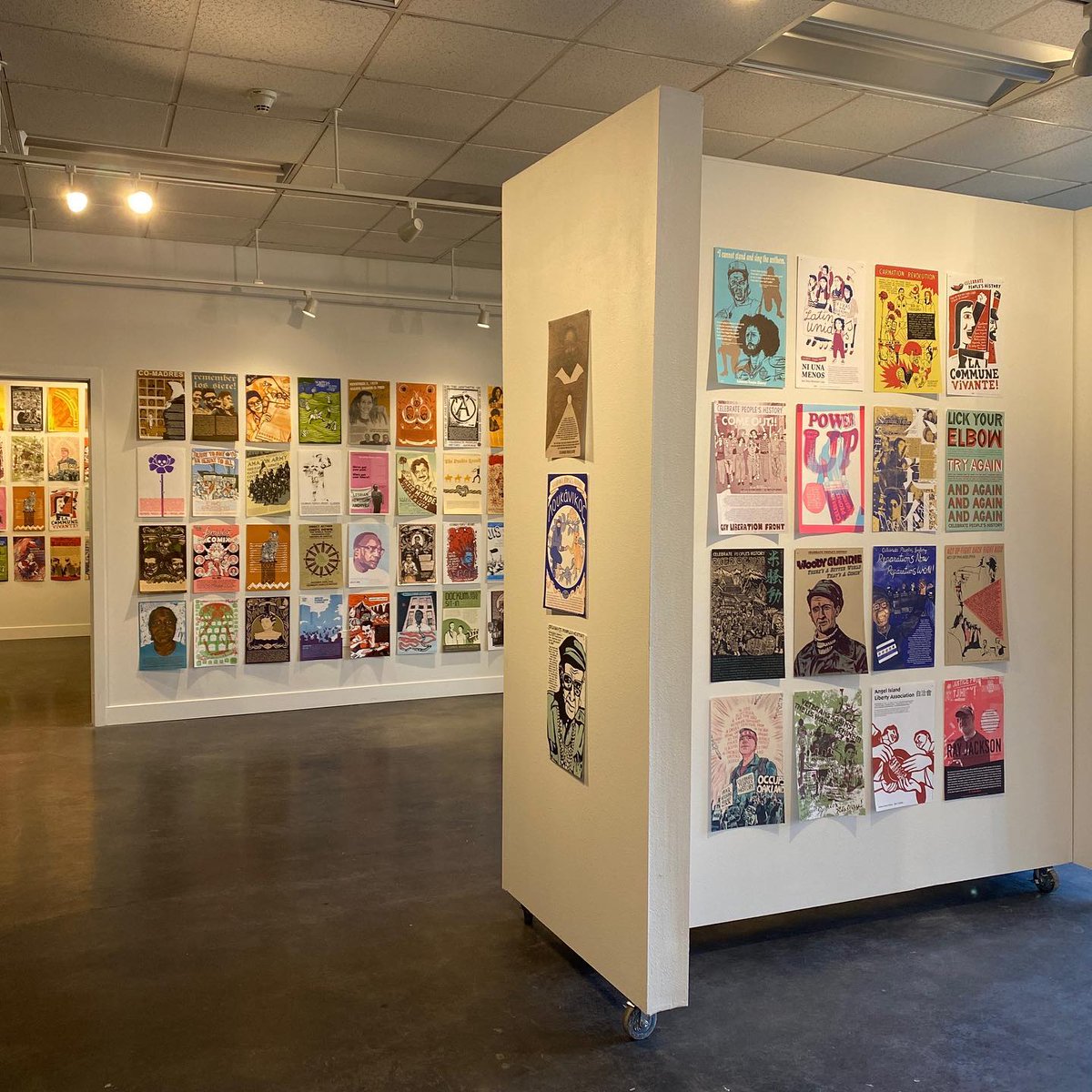 La Commune (si si cherchez bien) jusqu'en Oregon, en magnifique compagnie : exposition des affiches CPH (Celebrate People's history) dans le cadre de la <a href="/BendDesignCon/">Bend Design</a>
CPH est un projet porté par le collectif <a href="/Justseeds/">Justseeds</a>  justseeds.org/project/cph/