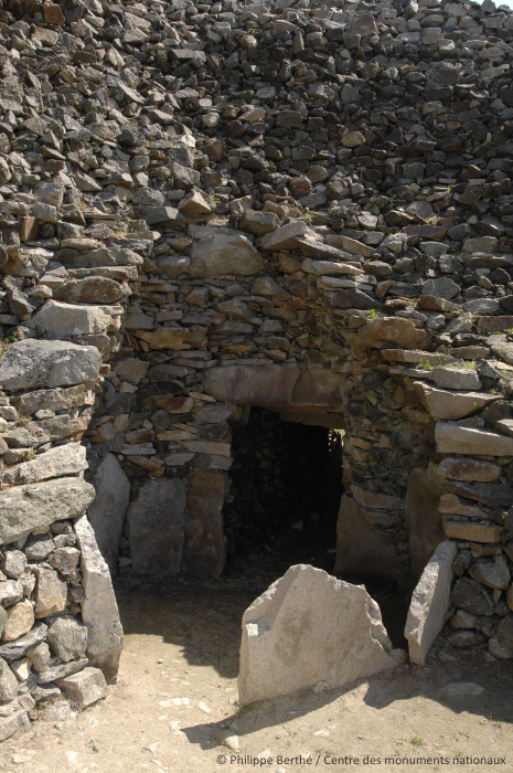 leCMN's tweet photo. C’est du solide 🪨
Le Cairn de #Barnenez, dans le @finistere_29, ne date pas d’hier ! Édifié durant le Néolithique, le mégalithe mesure 72 mètres de long et 20 à 25 mètres de large. 😲
https://t.co/1AT4F4G0IP https://t.co/iyNwsENnZR