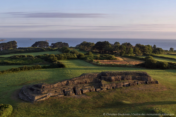 leCMN's tweet photo. C’est du solide 🪨
Le Cairn de #Barnenez, dans le @finistere_29, ne date pas d’hier ! Édifié durant le Néolithique, le mégalithe mesure 72 mètres de long et 20 à 25 mètres de large. 😲
https://t.co/1AT4F4G0IP https://t.co/iyNwsENnZR