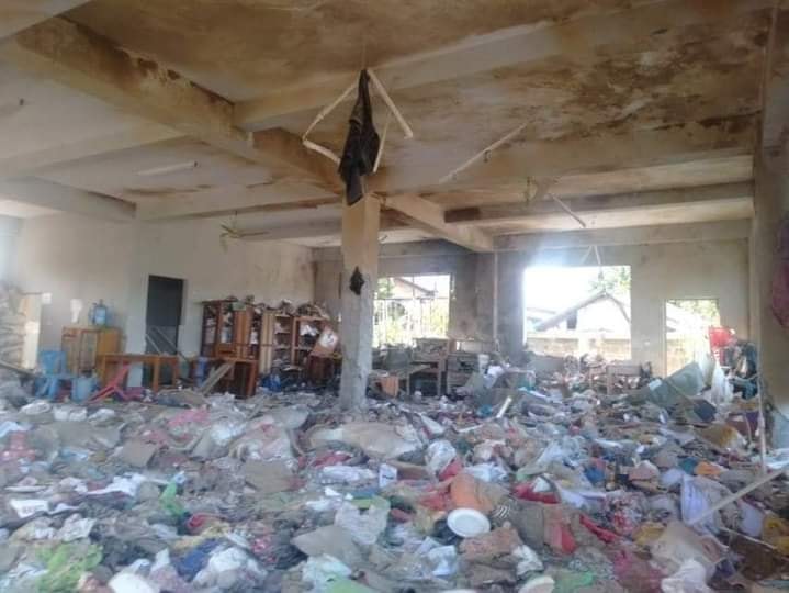 IrrawaddyNews's tweet photo. The office building of the National League for Democracy (NLD) was bombed by unknown attackers in Myeik Township, Tanintharyi Region on Tuesday night, according to local news agency Dawei Watch. The building was seriously damaged by the blast. (Photo: CJ) #WhatsHappeningInMyanmar https://t.co/IBcMMqJdLj