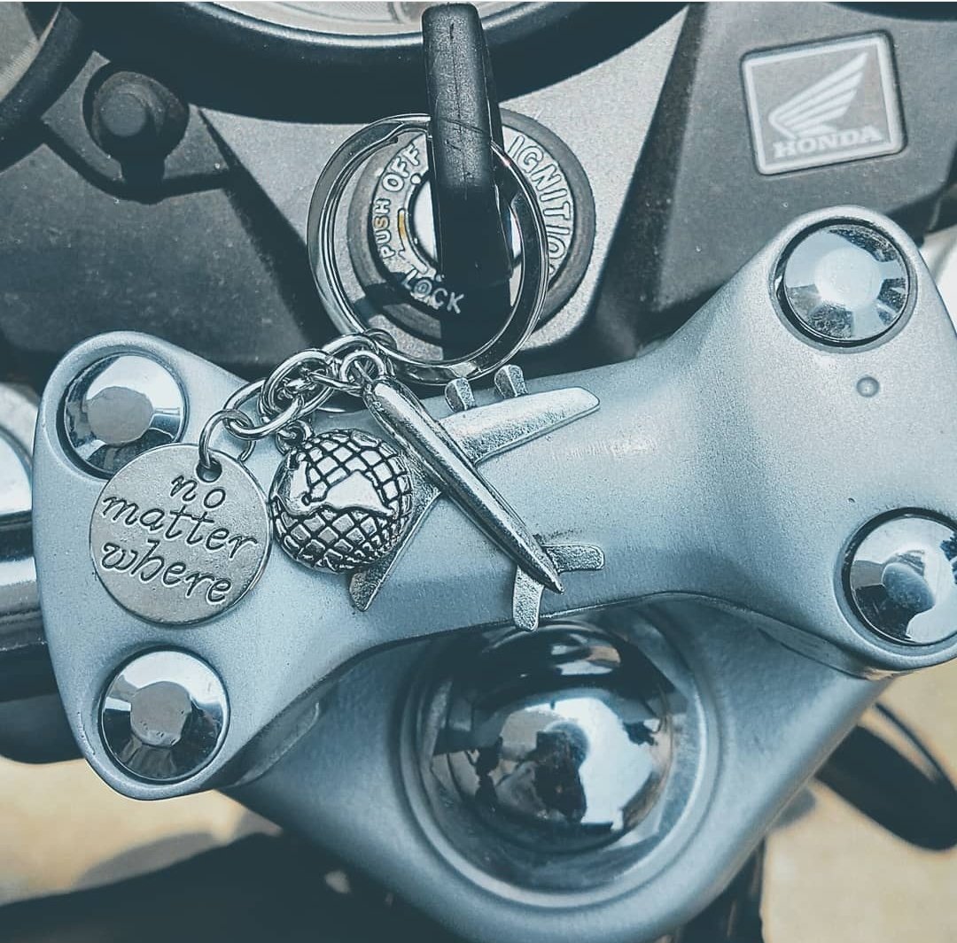 Riddletiger's tweet photo. #KeyChainTwitter
உனக்கு வண்டி வாங்கி தரனும்னு ஆசைபட்டேன் நீ வேணாம்னு சொல்லிட்ட அட்லீஸ்ட் இதயாவது வாங்கிக்கனு அவ அனுப்பி விட்ட கீசெய்ன். https://t.co/8t0hKnQTuf